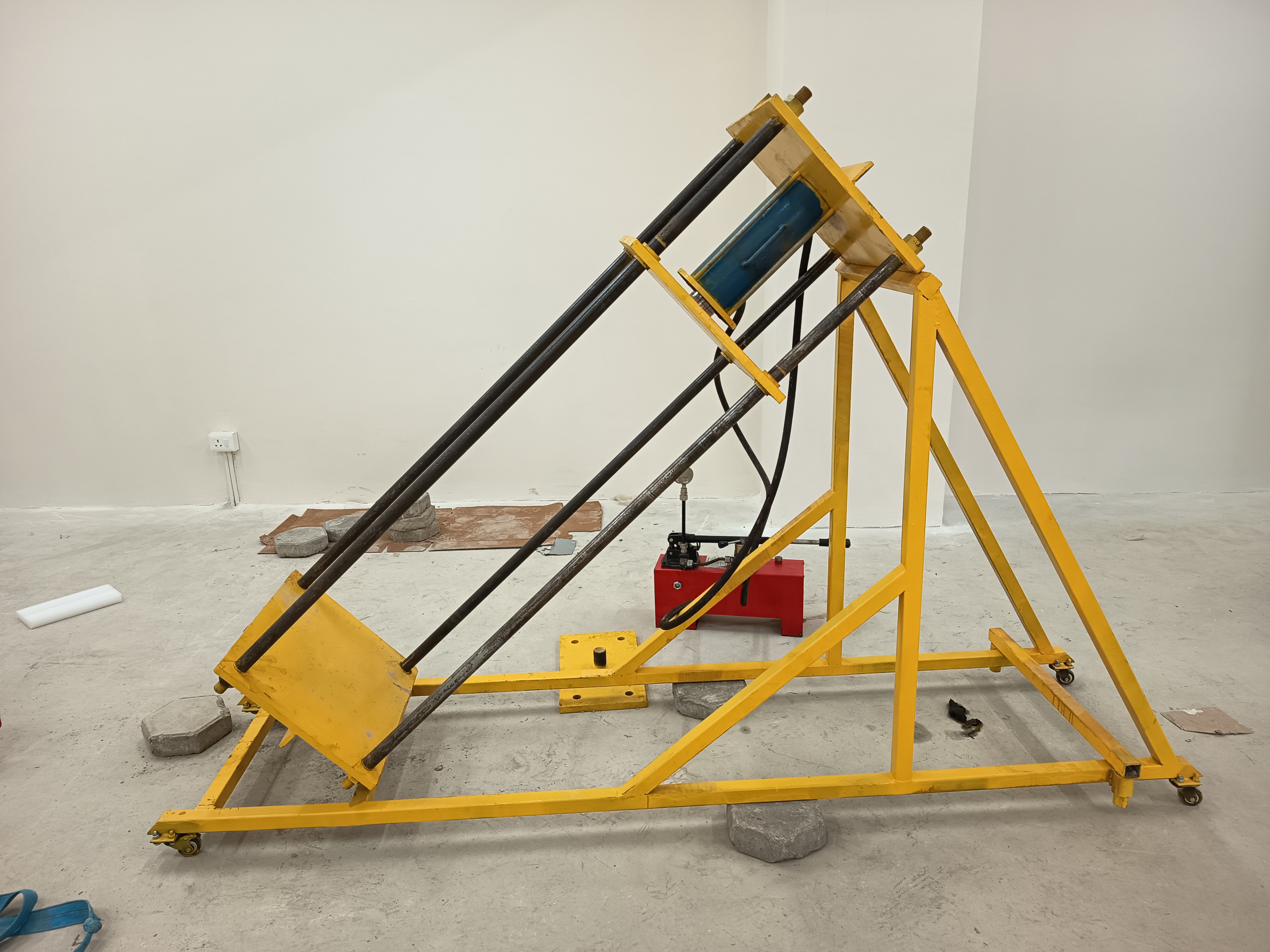 Reaction frame setup for masonry wallet testing